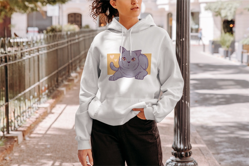 Niedliches Bügelbild mit liegender grauer Katze – Cartoon-Katzenmotiv mit Herzchen auf gelbem Hintergrund Illustration eines liebevollen Bügelbildes mit einer liegenden grauen Cartoon-Katze und rosa Herzchen auf einem warmen, gelben Hintergrund – perfekt für T-Shirts und textile DIY-Projekte
