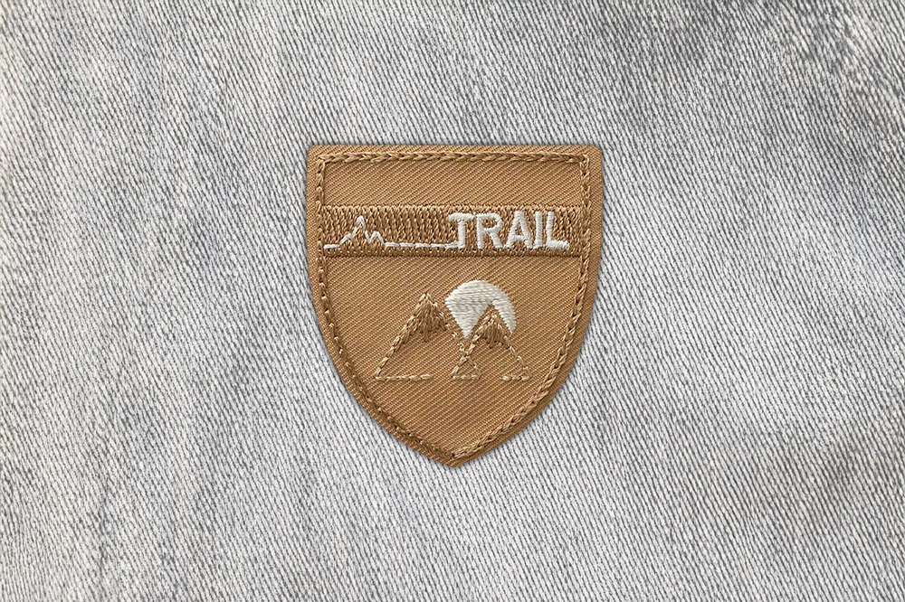 Trail Wappen mit Berg-Silhouette // Patch bzw. Aufnäher