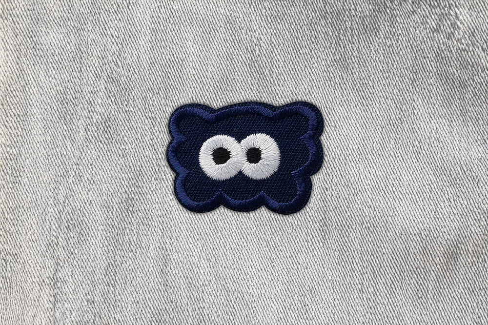 Klecks mit Augen in Dunkelblau // Patch bzw. Aufnäher