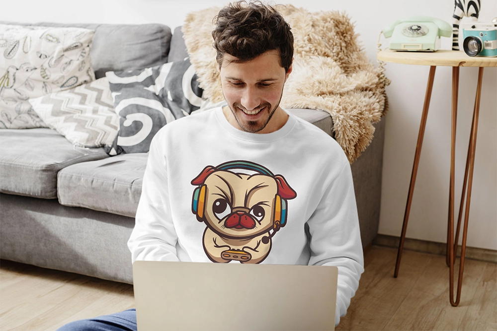 Bügelbild Mops mit Gaming-Headset und Controller – lustiges Gamer-Motiv für Pullover und T-Shirts Weißer Sweater mit einem Bügelbild eines konzentrierten Mops mit Gaming-Headset und Gamepad – perfektes Design für Gamer und Hundeliebhaber