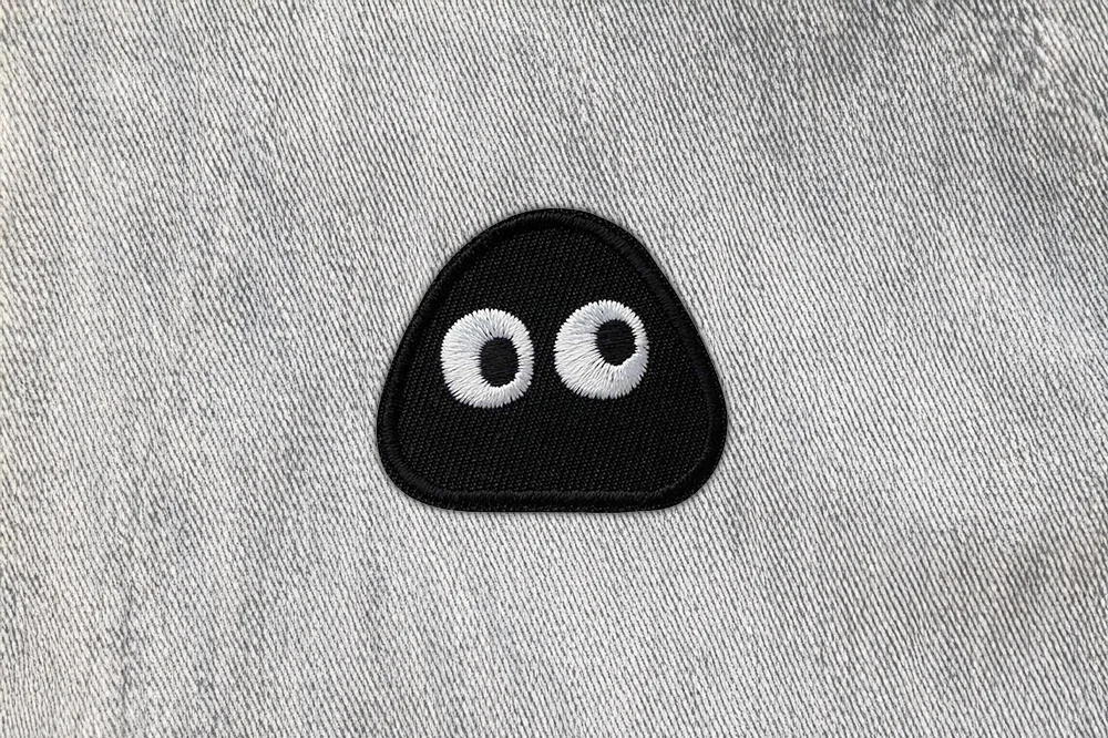 Klecks mit Augen in Schwarz // Patch bzw. Aufnäher